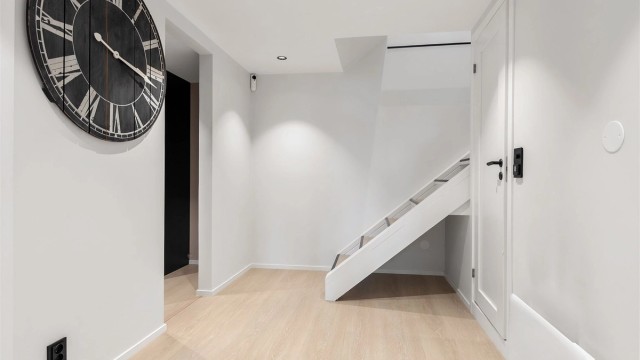 Fra gangen i kjelleren er det adkomst til walk-in-closet, bad og de tre soverommene