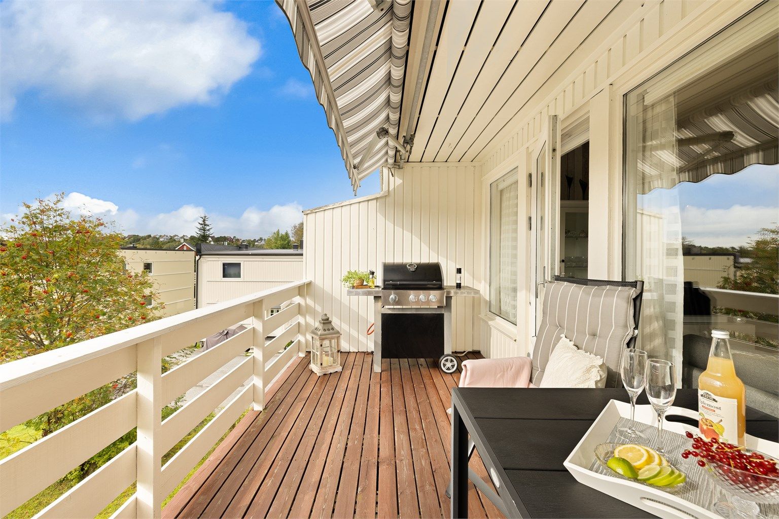 Leiligheten ligger i andre etasje, med sydvendt balkong som er solfylt store deler av dagen - sommerstid fra formiddag til kveld.
