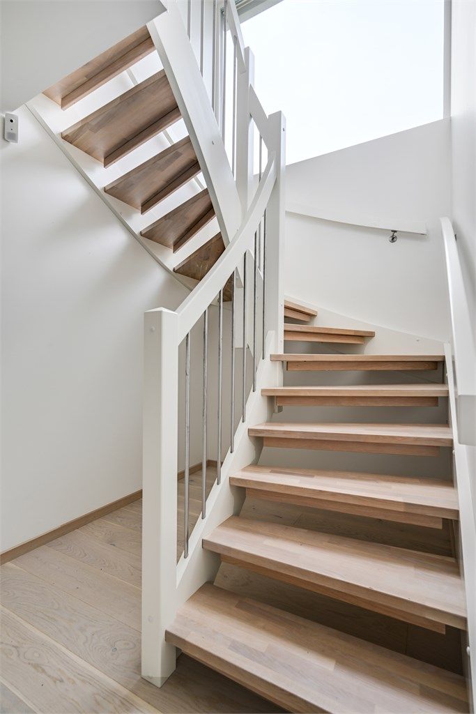 Trappen er et stilrent element i boligen.