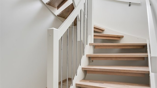 Trappen er et stilrent element i boligen.
