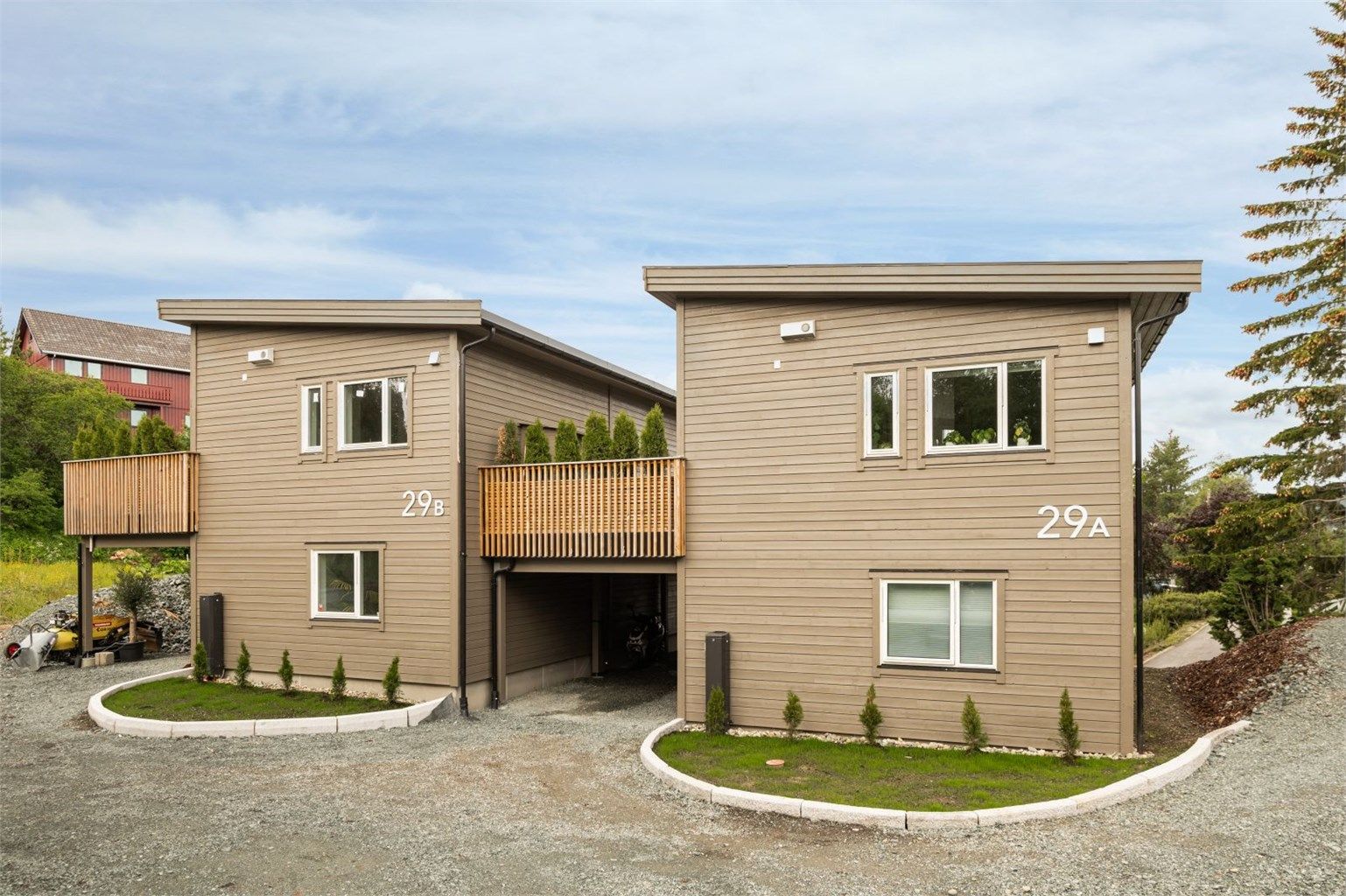 Dagligdagse servicetilbud finner man kun en rask spasertur unna, blant annet Nardo Centeret. Her finner du dagligvarebutikk, apotek, bakeri, frisør, blomsterbutikk, restaurant samt flere behandlingstilbud innen helse.