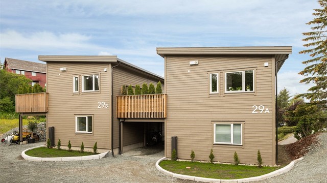 Dagligdagse servicetilbud finner man kun en rask spasertur unna, blant annet Nardo Centeret. Her finner du dagligvarebutikk, apotek, bakeri, frisør, blomsterbutikk, restaurant samt flere behandlingstilbud innen helse.