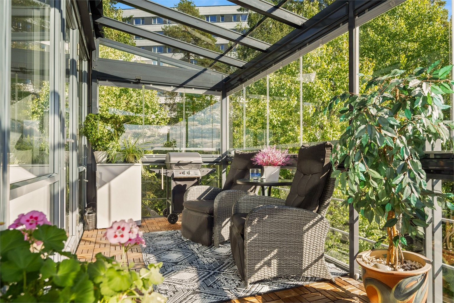 Boligen består av entré, stue, kjøkken, soverom, bad og innglasset balkong.