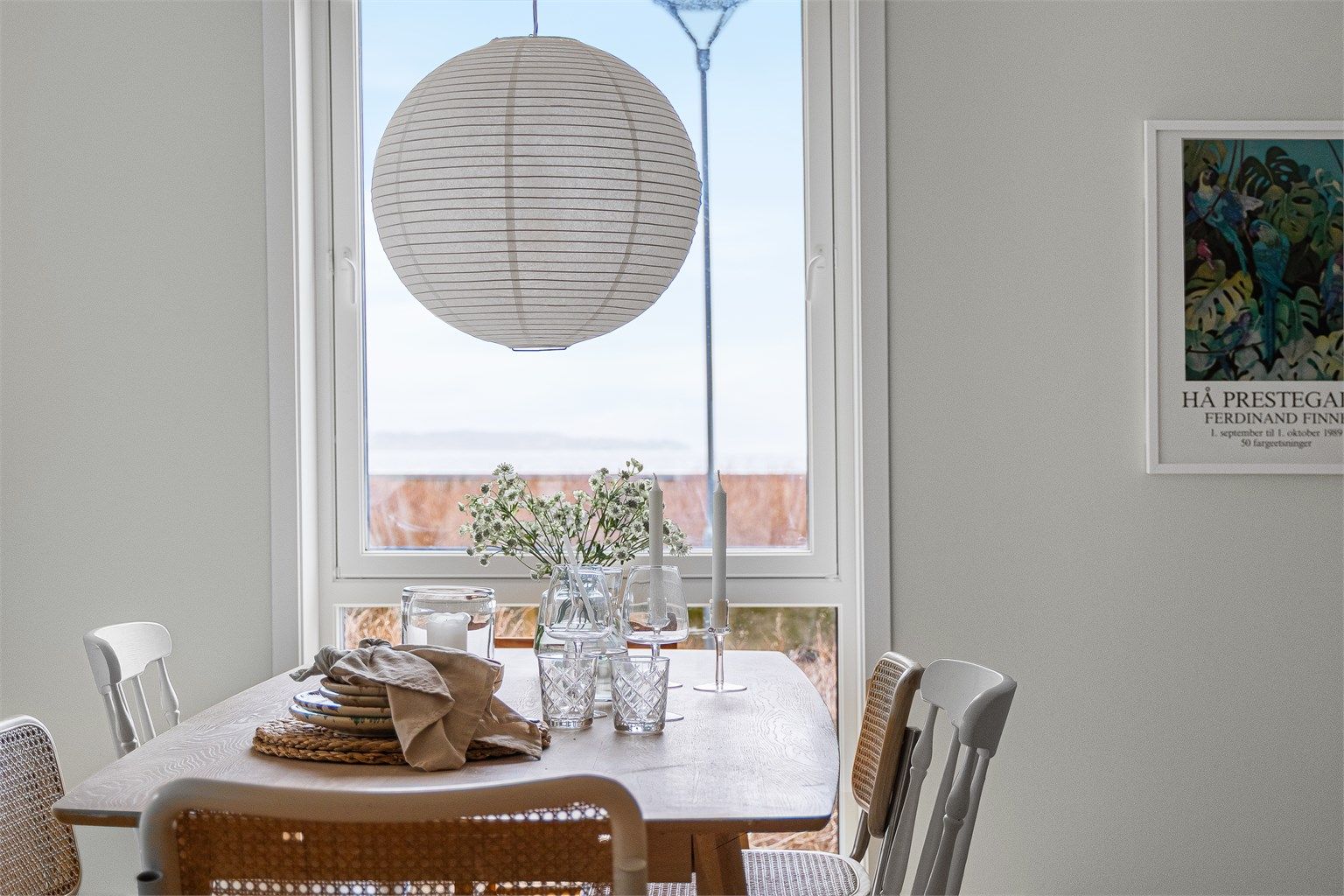 Sjøen er like utenfor vinduet og man lever i maritime og fine omgivelser. 