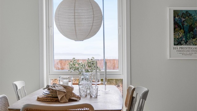 Sjøen er like utenfor vinduet og man lever i maritime og fine omgivelser.