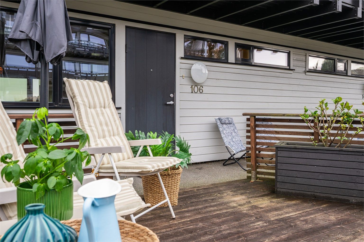 Fasade ble malt i 2024. 