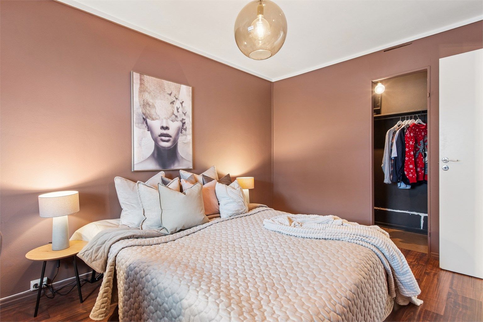 I tilknytning soverommet finner vi også et praktisk garderoberom/bod.