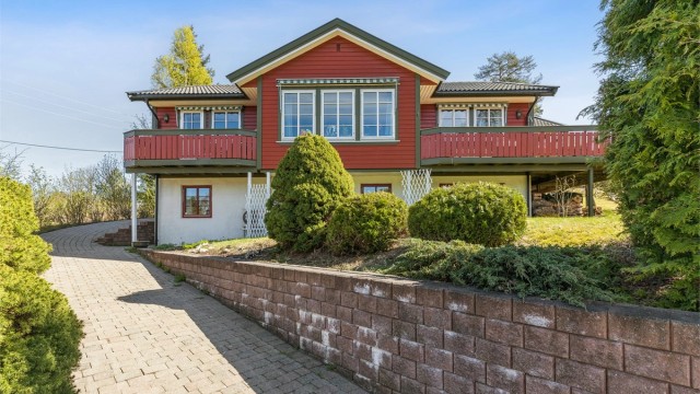 Pent opparbeidet innkjørsel og adkomst til boligen.