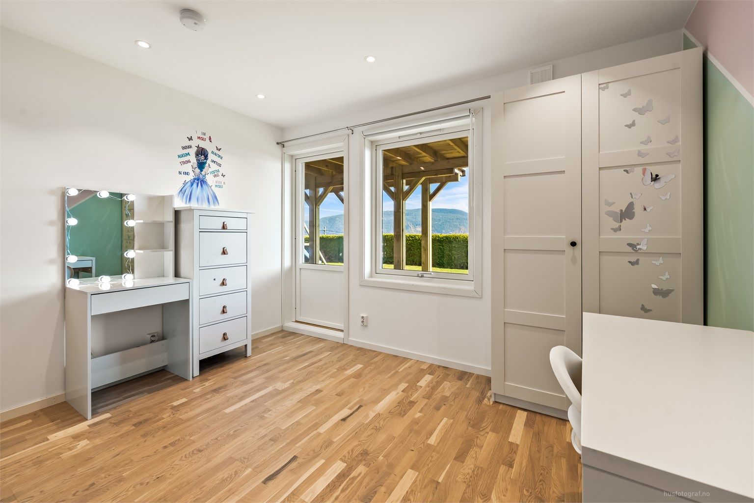 Stort soverom med god plass til seng, garderobeskap og utgang til hagen.