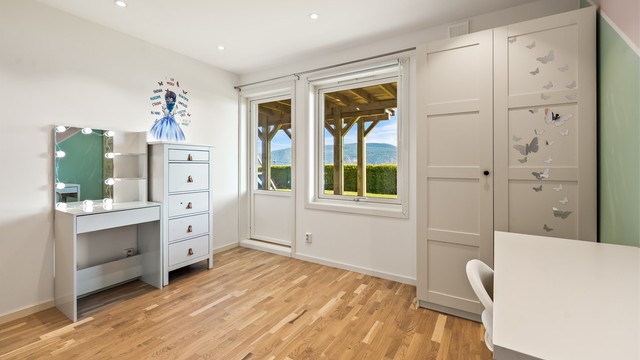 Stort soverom med god plass til seng, garderobeskap og utgang til hagen.