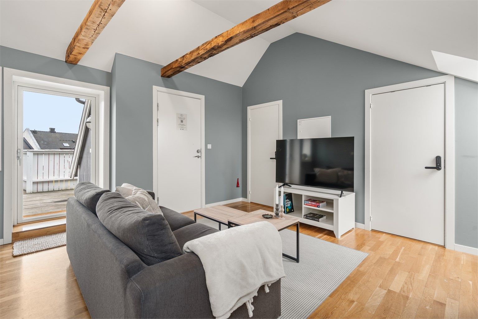 Lys og hyggelig loftsleilighet med utgang til balkong