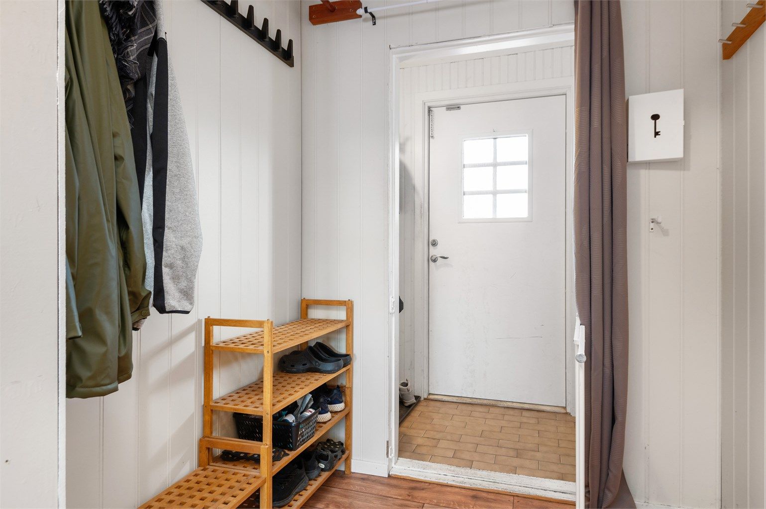 Både hus og utendørsareal er stort, og boligarealet måler til sammen 285 kvm. 