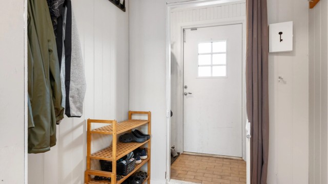 Både hus og utendørsareal er stort, og boligarealet måler til sammen 285 kvm.