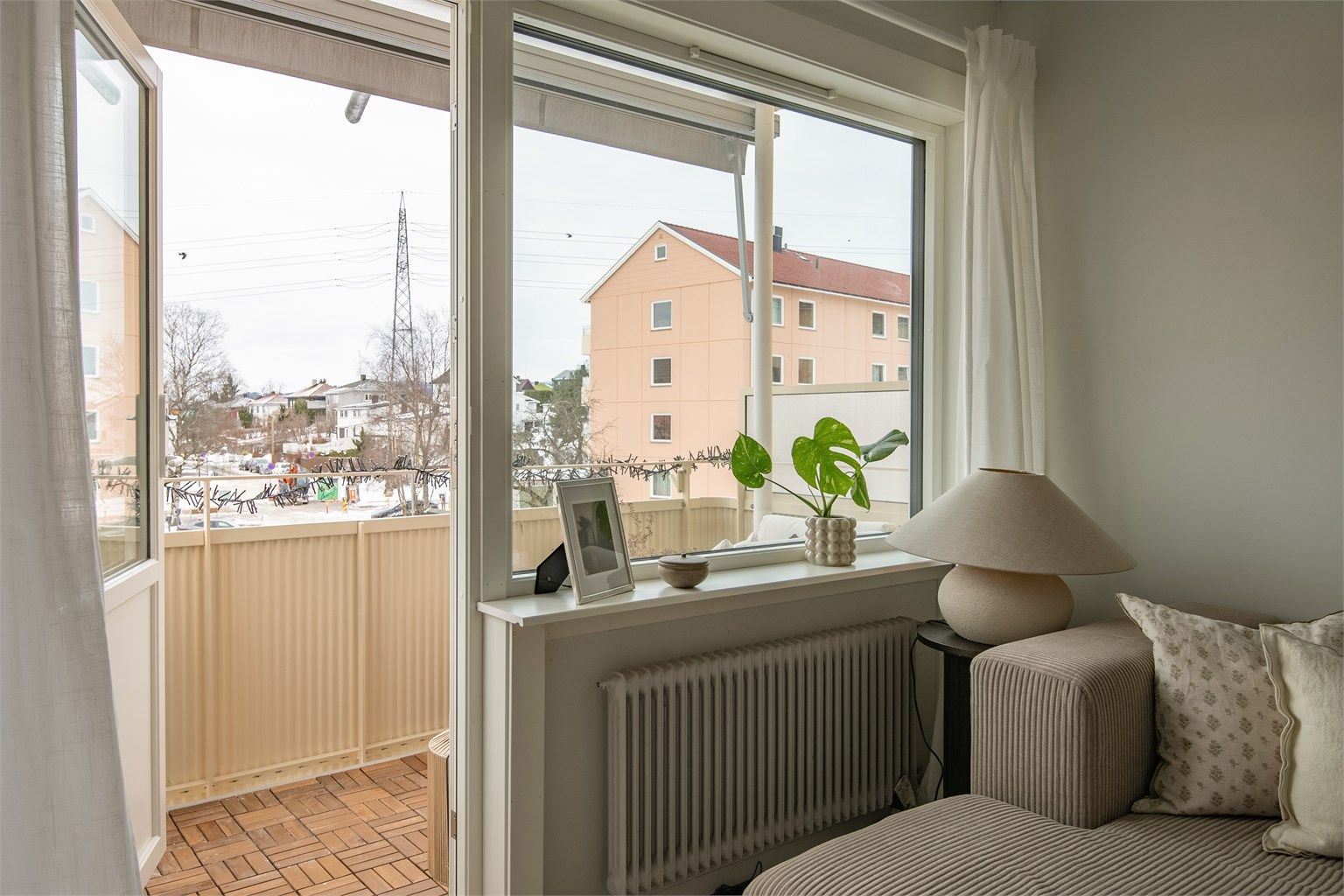 Vinduene og balkongdørene ble byttet i 2025. I tillegg ble balkongen pusset opp.