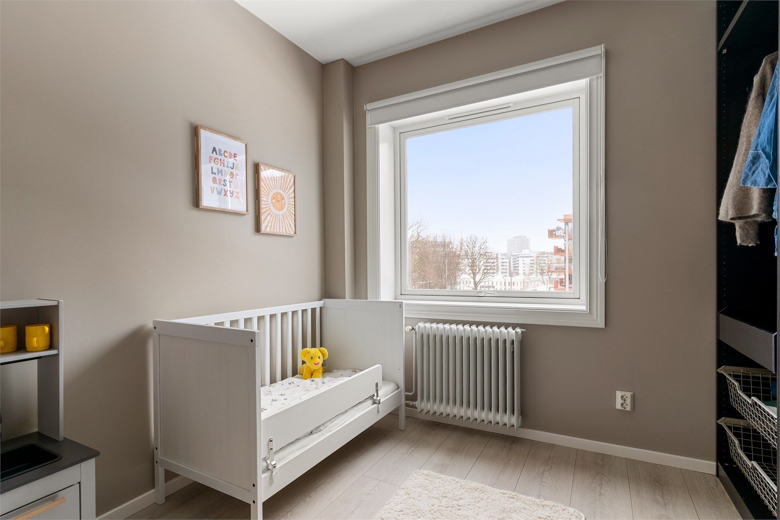 Det andre soverommet egner seg ypperlig som barnerom, gjesterom eller kontor.