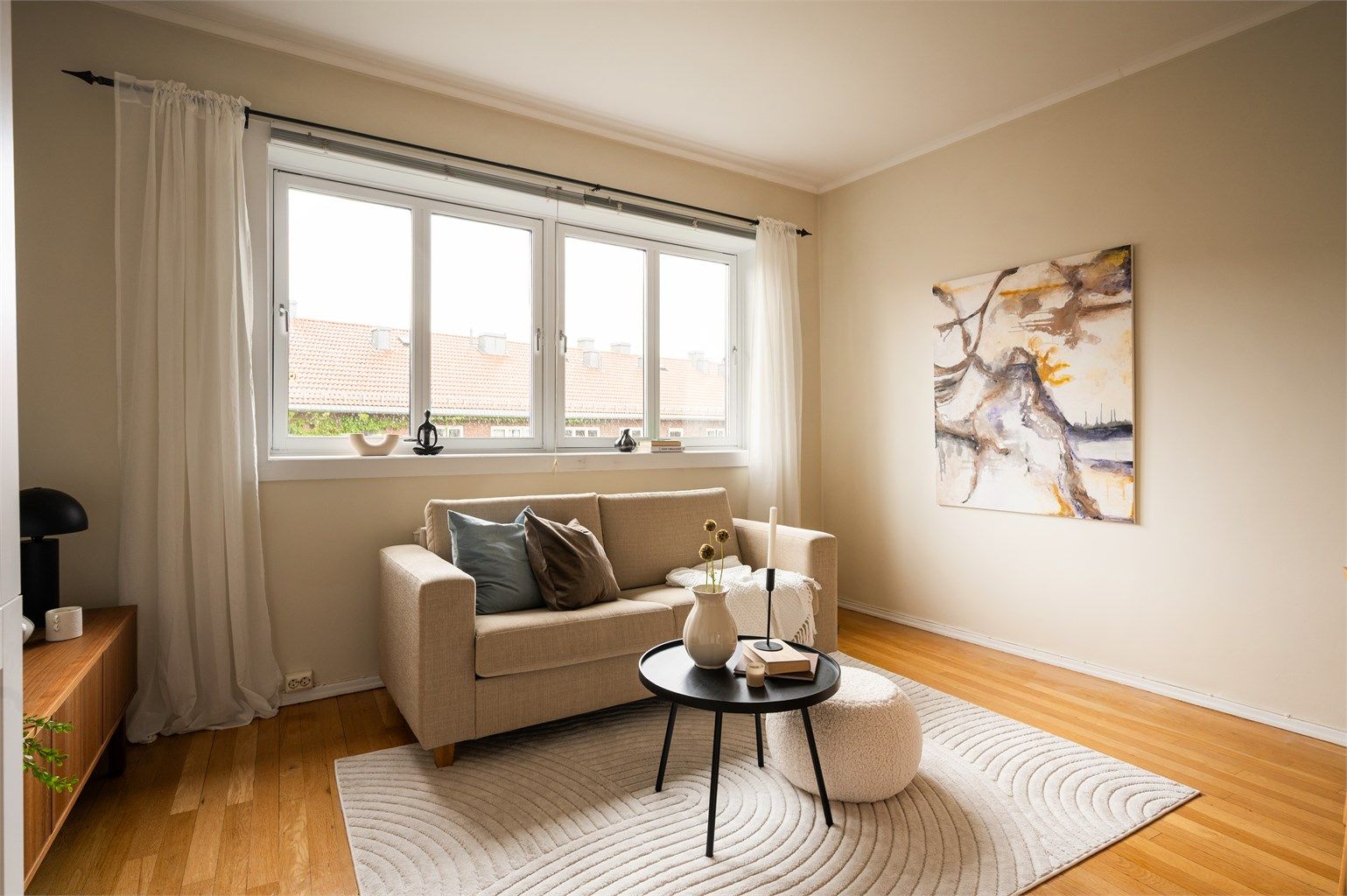  Rommet er av god størrelse slik at man med enkelthet kan innrede etter eget ønske og personlige stil. 