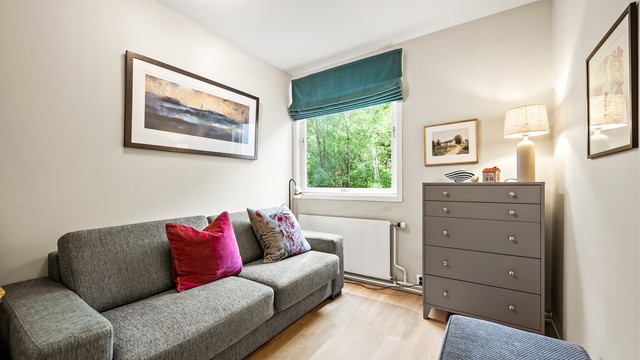 Leiligheten har to gode soverom, plassert i enden av leiligheten (mot rolige skogsområder).