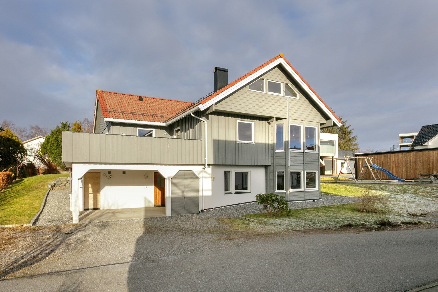 Krogsveen Sunnmøre v/Eiendomsmegler Harald Osdal har gleden av å presentere Borgundvegen 481 D og E, en frittliggende enebolig med sokkelleilgihet i populært boligområde  