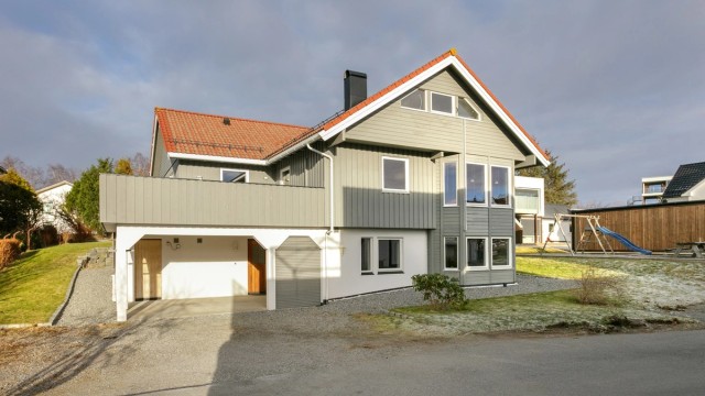 Krogsveen Sunnmøre v/Eiendomsmegler Harald Osdal har gleden av å presentere Borgundvegen 481 D og E, en frittliggende enebolig med sokkelleilgihet i populært boligområde