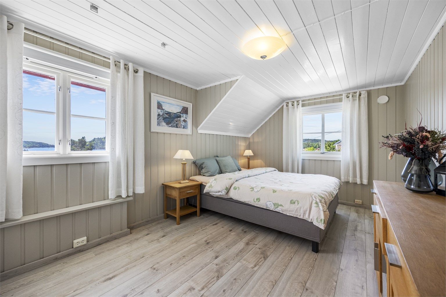 Hovedsoverommet er romslig og har utsikt til sjøen.