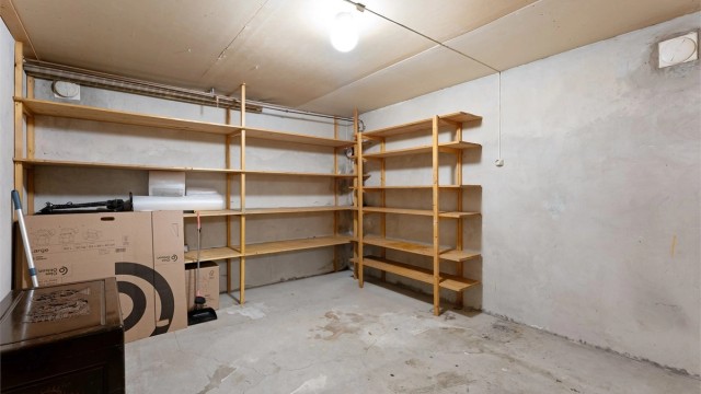 En av flere boder i underetasjen, som gir rikelig med lagringsplass.