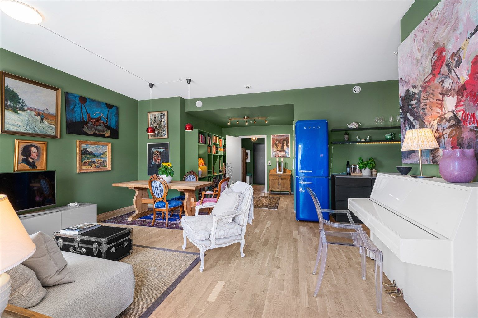 Stuen er malt i fargen Calke Green fra FarrowAndBall. Nytt 3-stavs parkett med varme i gulv fra 2023