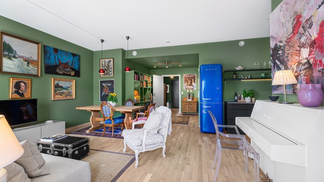 Stuen er malt i fargen Calke Green fra FarrowAndBall. Nytt 3-stavs parkett med varme i gulv fra 2023