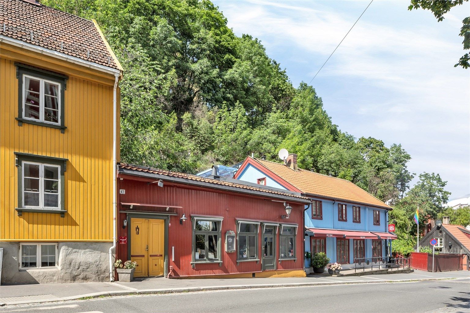 Nærområdet: Fredensborg med sine sjarmerende trehus og restauranter. Trehusbebyggelsen kjennetegner området opp mot Damstredet.