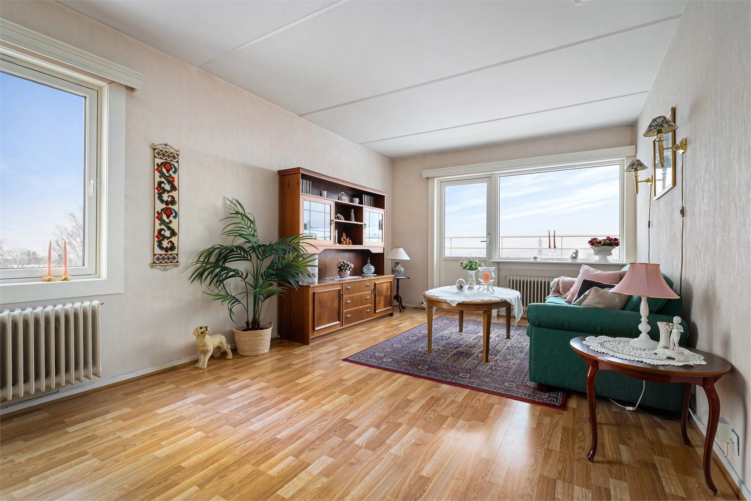 Her er det god plass til sofa med tilhørende salongbord og tv-seksjon, for ikke å glemme god plass til en romslig spisestue