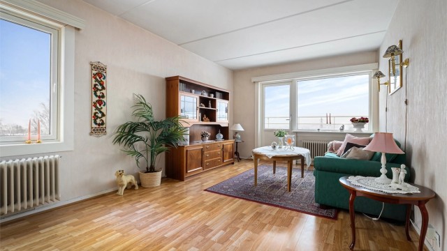 Her er det god plass til sofa med tilhørende salongbord og tv-seksjon, for ikke å glemme god plass til en romslig spisestue