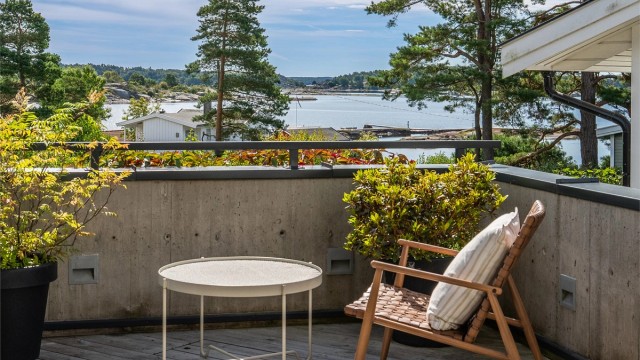 Flott sjøutsikt og gangavstand ned til Holtane båthavn hvor det er mulig å søke om leie av båtplass.