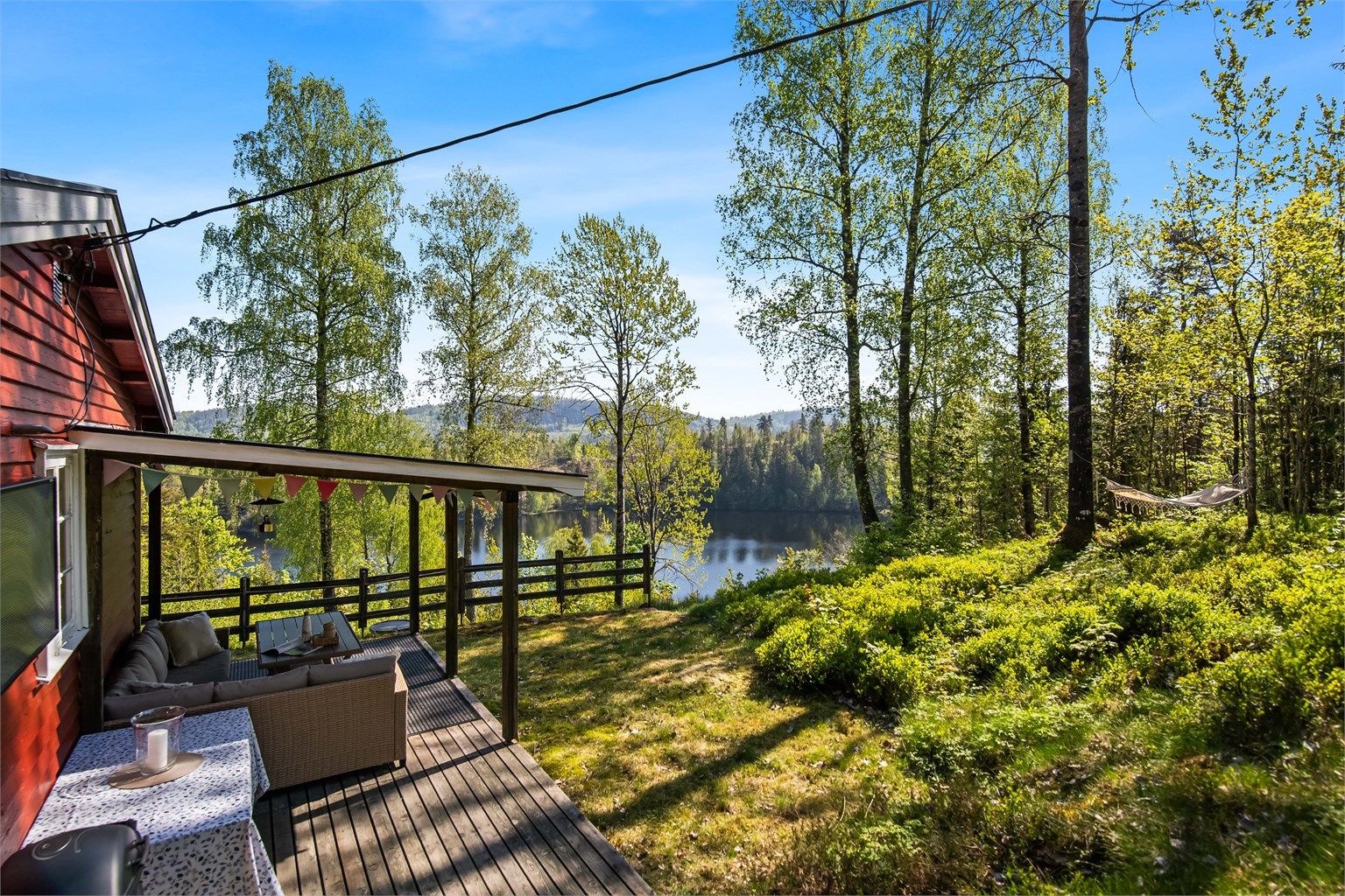 Terrassen vendt mot syd er delvis overbygget. Det er rikelig med plass til hagemøbler og fint utsyn mot omkringliggende natur og ned til Kleiveren.