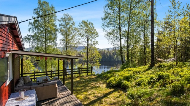 Terrassen vendt mot syd er delvis overbygget. Det er rikelig med plass til hagemøbler og fint utsyn mot omkringliggende natur og ned til Kleiveren.