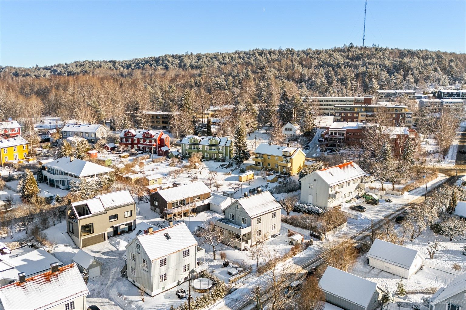 Fra eiendommen er kun noen få minutters gange til bl.a. trikkeholdeplassen og idrettsbanen på Sportsplassen, skoler og servicetilbud på Holtet, samt til friområder på Ekebergsletta og i Byskogen