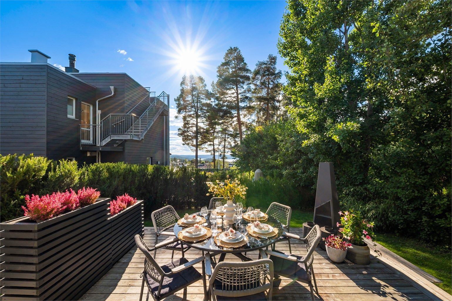 Vestvendt beliggende med mye sol og utsikt mot fjorden. .