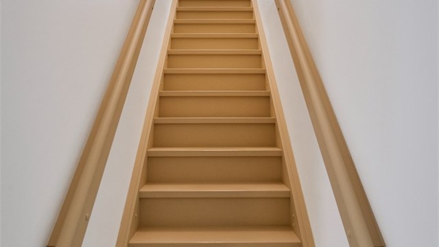 Fra entreen går trappen opp til 4. etasje