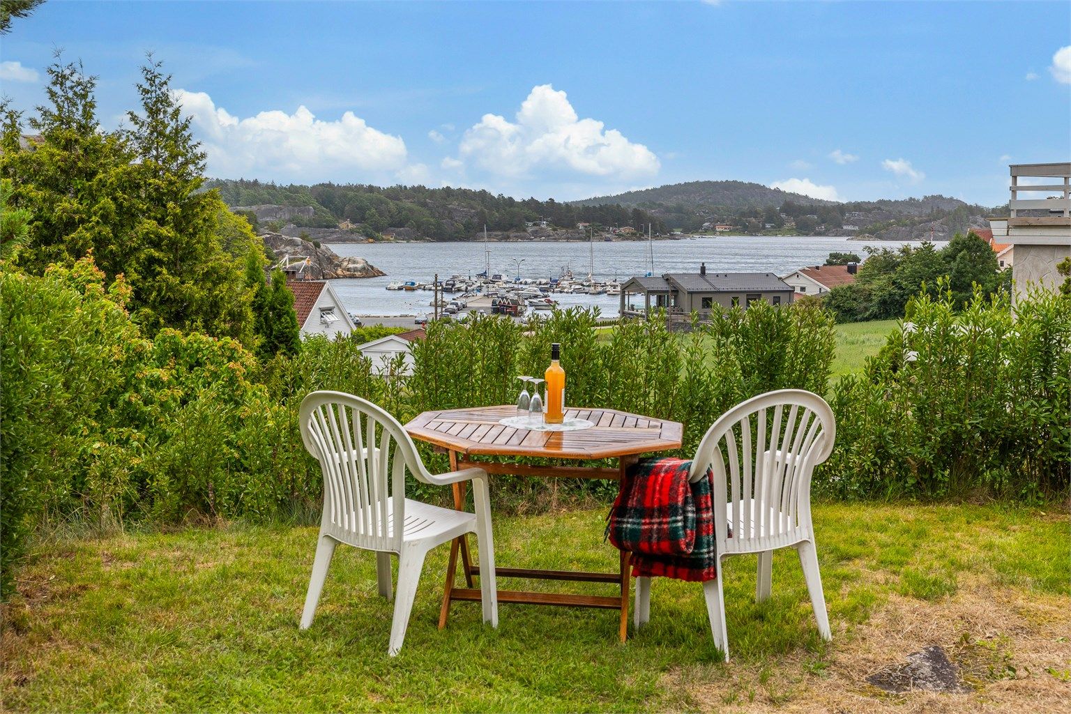 Flere idylliske uteplasser med flott sjøutsikt 