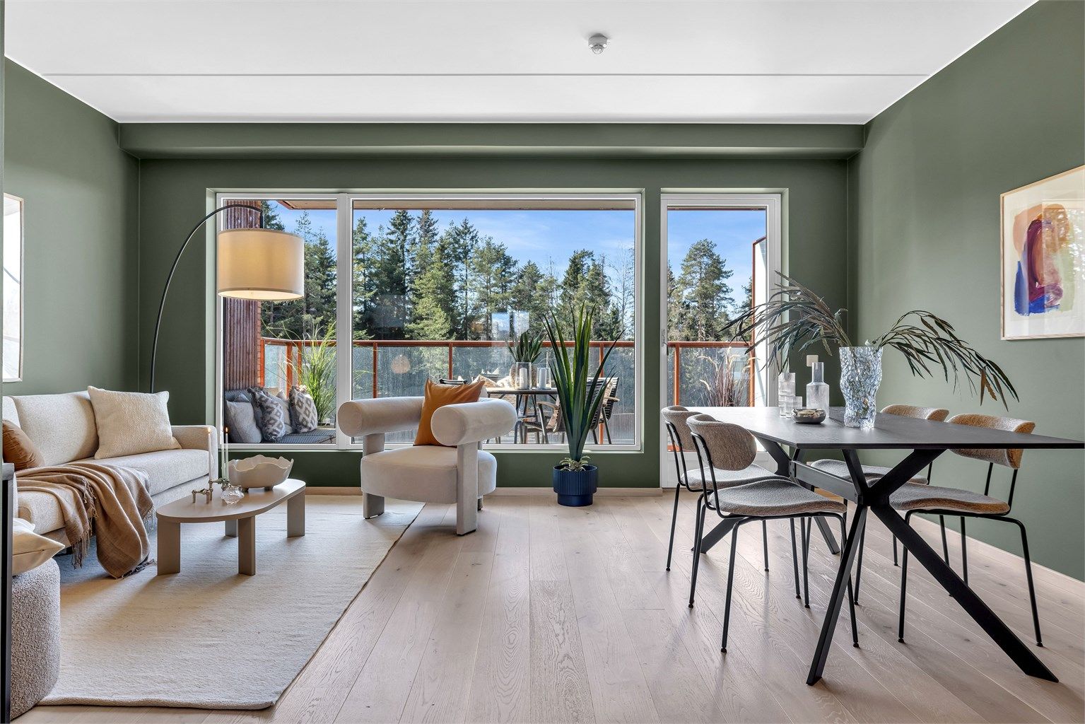 Vinduene slipper inn rikelig med dagslys og kobler rommet med uteplassen. (Arkivfoto fra tilsvarende leilighet)