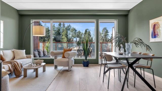 Vinduene slipper inn rikelig med dagslys og kobler rommet med uteplassen. (Arkivfoto fra tilsvarende leilighet)