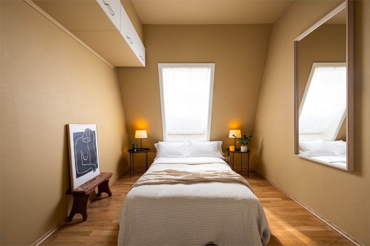 Leilighetens hovedsoverom oppleves delikat, og har god plass til dobbeltseng og nattbord på hver side. Radiator som var på soverom er lagret i boden og medfølger.