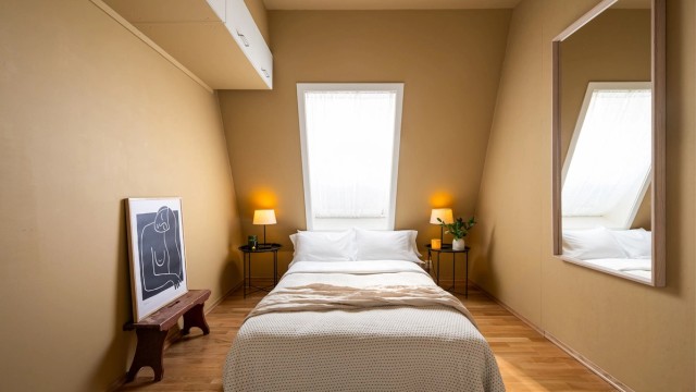 Leilighetens hovedsoverom oppleves delikat, og har god plass til dobbeltseng og nattbord på hver side. Radiator som var på soverom er lagret i boden og medfølger.