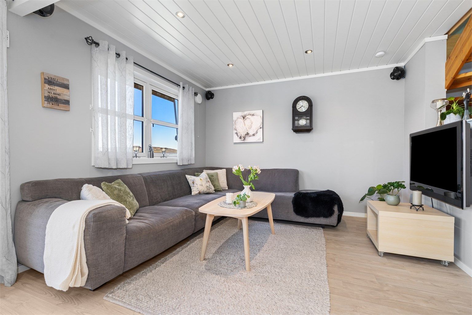 Sofakroken for behagelig avslapning etter en travel hverdag, fin belysning med downlights innfelt i taket