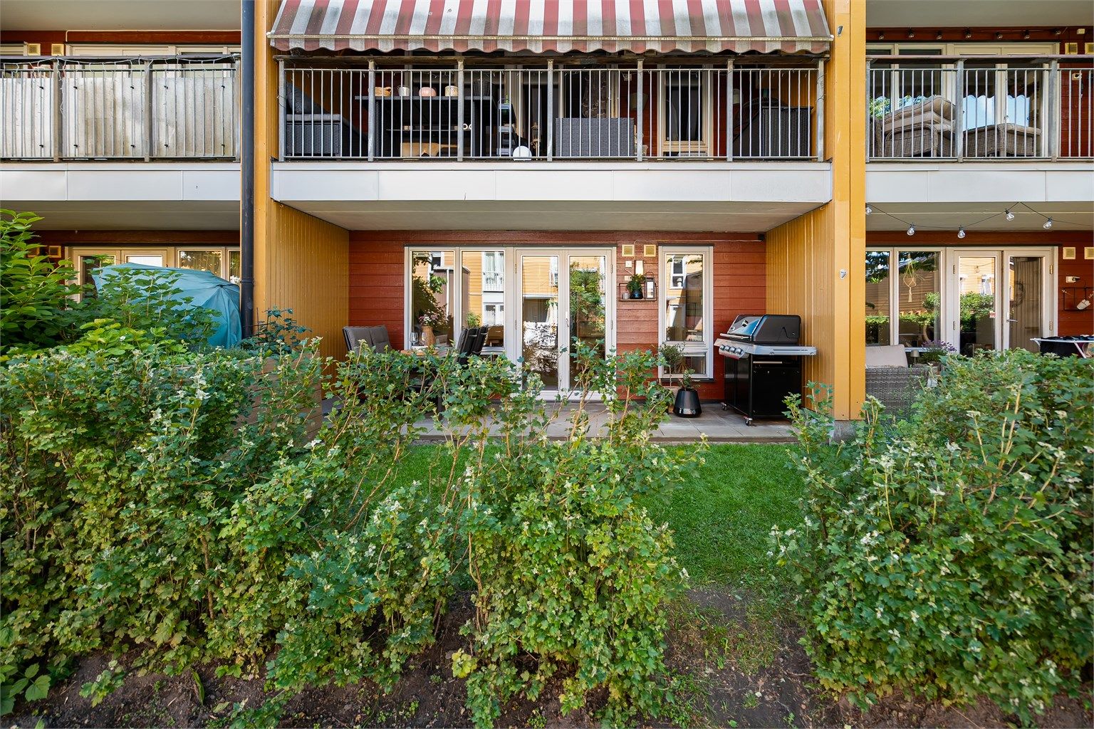 En Lys og lekker 3-roms andelsleilighet beliggende i populære Lunden Hageby med markterrasse og garasjeplass m/el-bil lader.