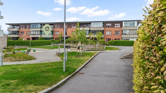 Leiligheten ligger i et rolig og veletablert borettslag med flotte, grønne fellesområder.