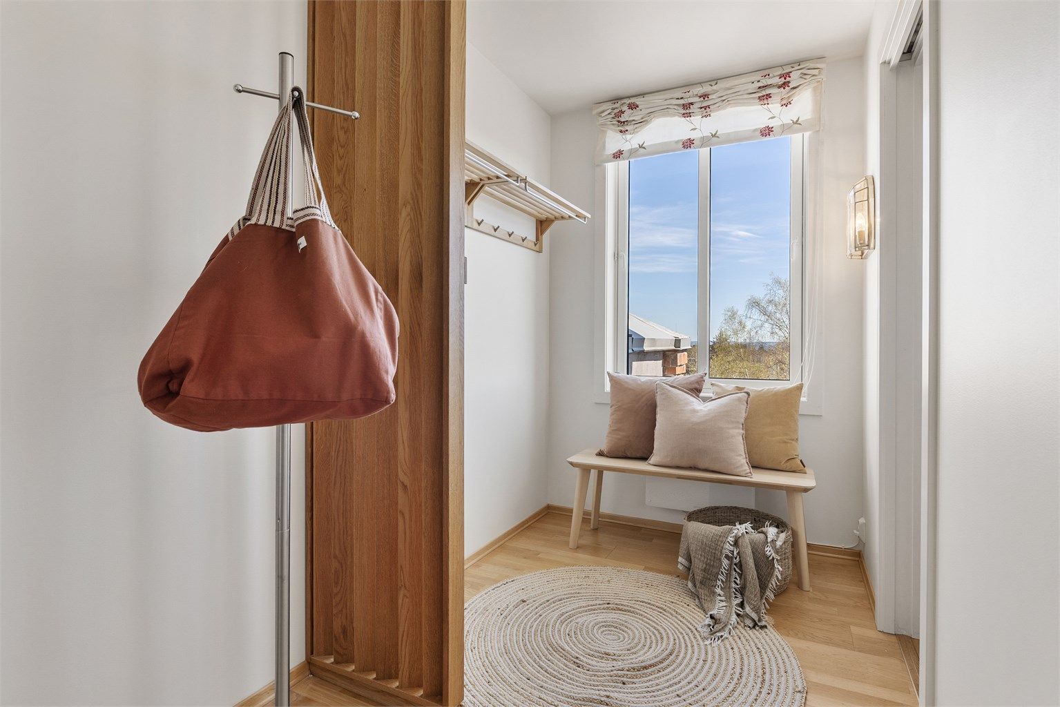 Stor entré med god plass til garderobeskap for oppbevaring av ytterklær og sko. Fra entreen er det tilgang til alle de andre rommene i leiligheten. I entreen er det en nisje med plass til skap eller hyllesystem, samt inngang til boden til høyre på bildet.