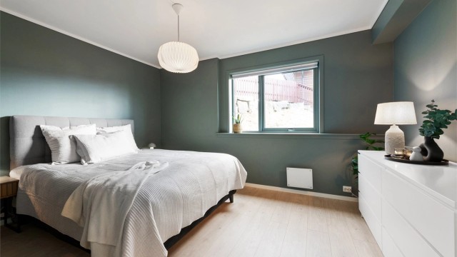 Hovedsoverommet har god plass til dobbeltseng og garderobeløsning.