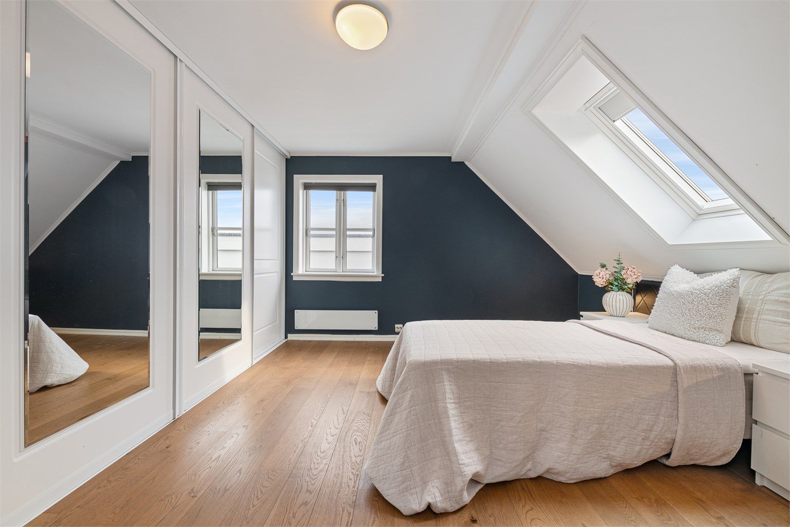 Soverom nr. 3 med skyvedørsgarderobe med dels speilfronter