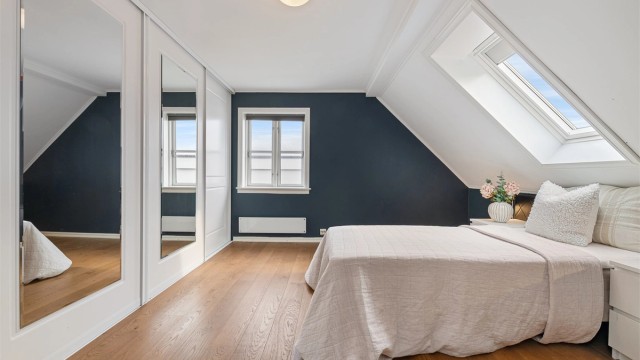 Soverom nr. 3 med skyvedørsgarderobe med dels speilfronter