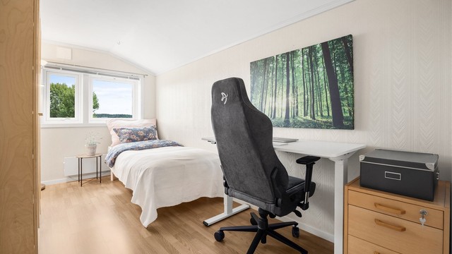 Lyst soverom som egner seg godt som barnerom eller kontor.