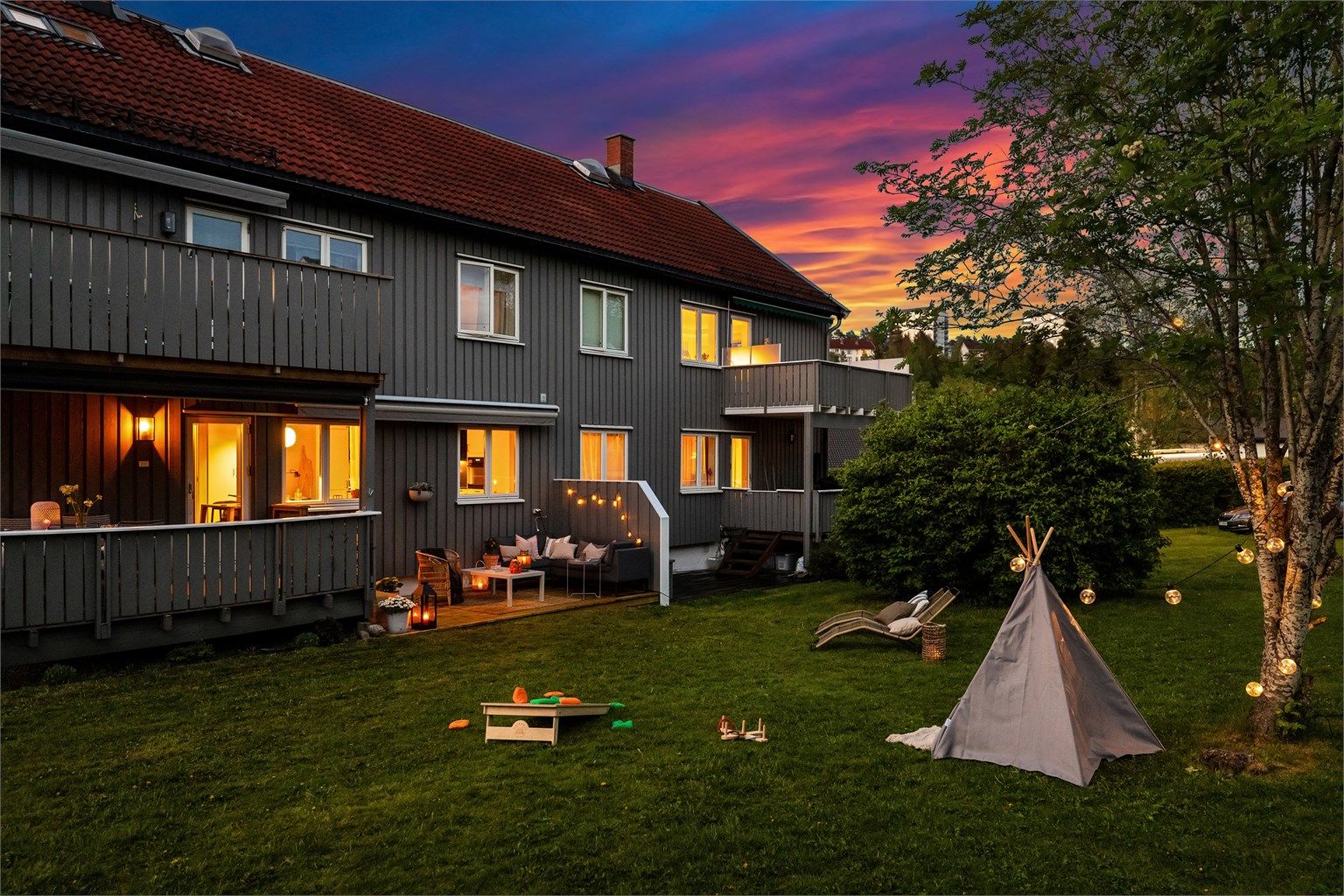 En familiedrøm i lekker bolig over to plan med solrik uteplass, 3 soverom, 2 bad og peis!